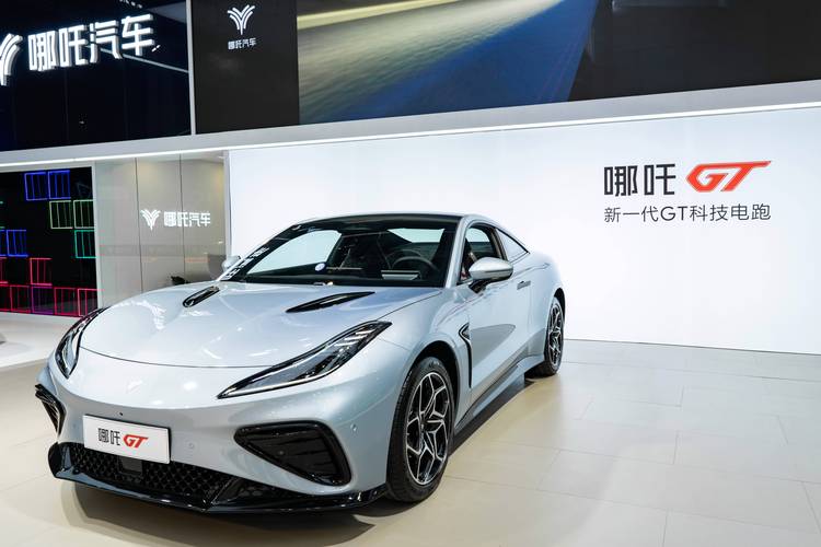 惠州80哪吒汽车在智能汽车领域的表现，领途汽车在新能源汽车市场中的影响力